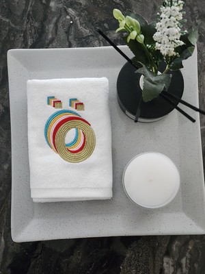 Isme Özel Harf Işlemeli Kadife El Havlusu – Modern Renkli Tasarım