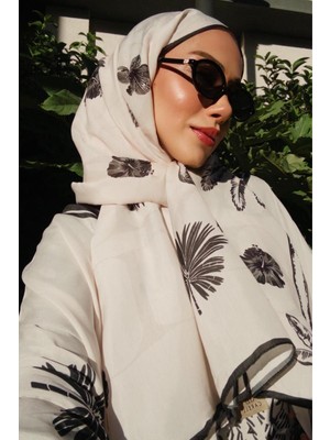 Carell Merve Aydın'ın Tercihi Noir Çiçekli Monogram Floş Şal Krem