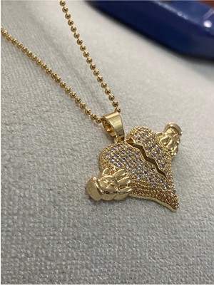 Herşey Nota Elle Tutan Kalp Figürlü Gold Taşlı Kadın Kolye – Aşkın Zarif Temsili