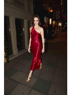 Antioch Kırmızı Asimetrik Yaka Saten Uzun Elbise