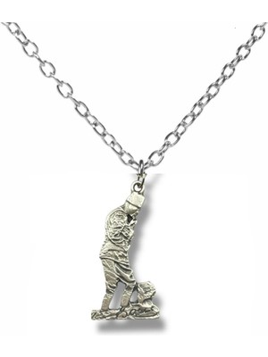 Atatürk Heykeli ve Imza Figürlü Kolye – Gümüş Renk Unisex 60 cm Zincirli Metal Tasarım