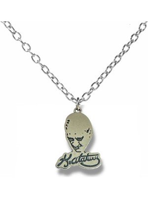 Kemal Atatürk Yazılı Büst Figürlü Kolye – Gümüş Renk Metal Unisex Takı