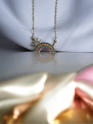 Herşey Nota Gökkuşağı Figürlü Kadın Kolye – Paslanmaz Çelik, 55 cm Renkli ve Neşeli Tasarım