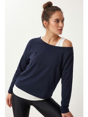 Happiness İstanbul Açık Omuzlu Atletli Viskon Bluz LEN0045 Lacivert Beyaz