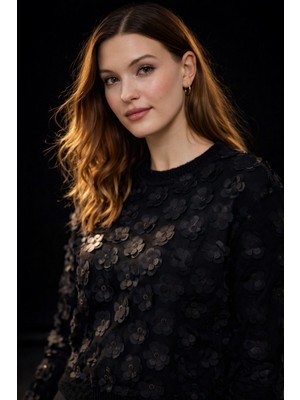 Studio Fashion 1988 Kadın Siyah Bisiklet Yaka Üç Boyutlu Çiçek Aplikeli Kazak