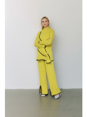 Newco Asimetrik Şerit Desenleri ve Paça Yırtmaç Detaylarıyla Modern Tasarım Triko Ikili Takım - Sarı