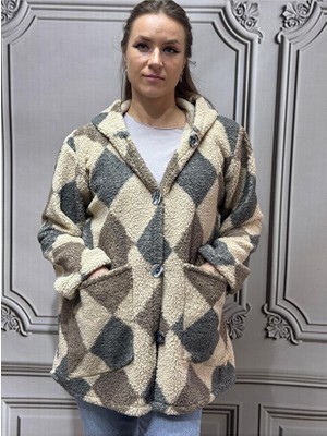 Kadın Kapüşonlu Düğmeli Çift Cepli Kuzu Polar Desenli Ceket