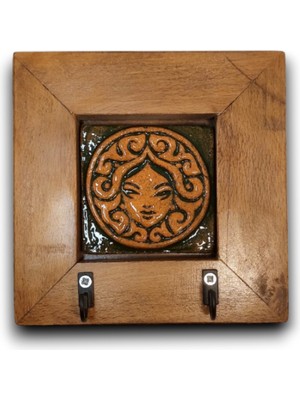 Toprakana Art Ahşap Toprakana Figürlü Anahtarlık Seramik Duvar Panosu 14,5X14,5X2,5CM