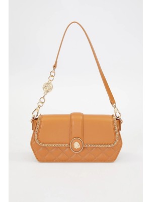 Kadın Orta Boy Kalıplu Zincir ve Logo Detaylı Şık Omuz Çantası 930389 Camel