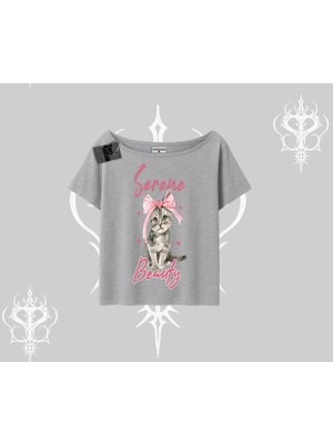 Serene Beauty Kedi Baskılı  Kayık Yaka Tshirt