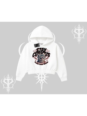 Stay Curious Kedi Baskılı Kapşonlu Crop Sweatshirt