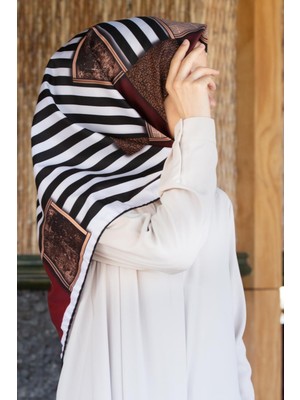 Violla Twill Geometrik ve Çizgili Desenli Bordo Renkli 90X90 Eşarp (Ipek Içermez) Dikim Şekli : El Dikişi