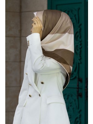 Violla Twill Geometrik Desenli Bej Renkli 90X90 Eşarp (Ipek Içermez) Dikim Şekli : El Dikişi