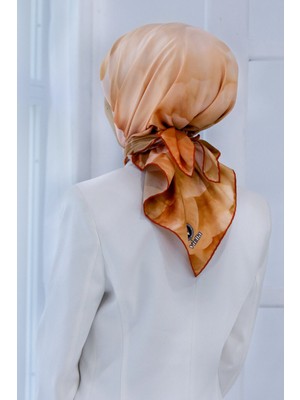 Violla Rayon Büyük Çiçek Desenli Turuncu Renkli 90X90 Eşarp (Ipek Içermez) Kenar Dikiş Şekli El Dikişli