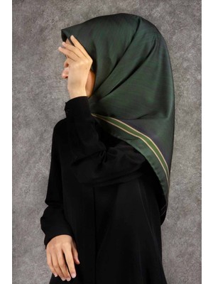Violla Twill Efektli Bordür Desenli Zümrüt Yeşili Renkli 90X90 Eşarp (Ipek Içermez) Dikim Şekli : El Dikişi
