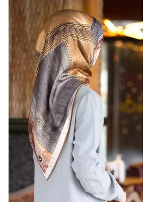 Violla Twill Dokulu ve Geometrik Desenli Gri Renkli 90X90 Eşarp (Ipek Içermez) Dikim Şekli : El Dikişi