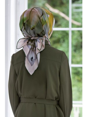 Violla Twill Çiçek Tablo Desenli Zümrüt Yeşili Renkli 90X90 Eşarp (Ipek Içermez) Kenar Dikiş Şekli El Dikiş