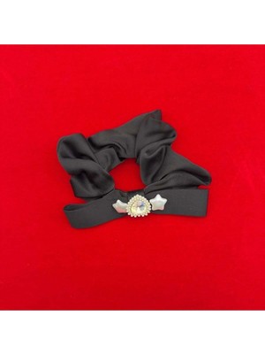 Mare Accessories Siyah Taş ve Inci Detaylı Fiyonk Scrunchie – Saç Lastiği