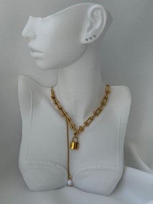 NB Steelora Çelik Gold Renk Kilit Figürlü Inci Detaylı Zincir Kadın Kolye