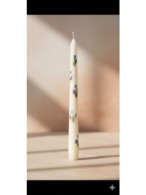 Mumanor Candle El Boyaması Mor Çiçek Desenli Uzun Beyaz Şamdan Mumu | Ilkbahar Temalı Zarif Ev Dekorasyonu