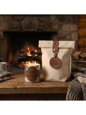 Modern Dekorasyon Için Eşsiz Bir Parça, Isim Yazılabilen Çift Alevli ve Deri Detaylı Obje Mum, Gri