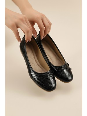 Solario Shahmeran Fiyonk Detaylı Rugan Günlük Kadın Babet ve Ev Ayakkabısı