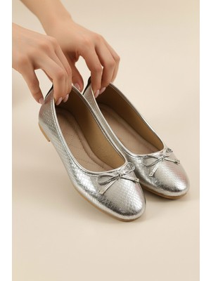 Solario Shahmeran Fiyonk Detaylı Rugan Günlük Kadın Babet ve Ev Ayakkabısı