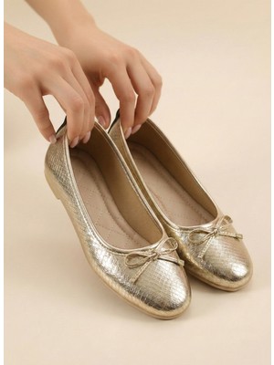 Solario Shahmeran Fiyonk Detaylı Rugan Günlük Kadın Babet ve Ev Ayakkabısı