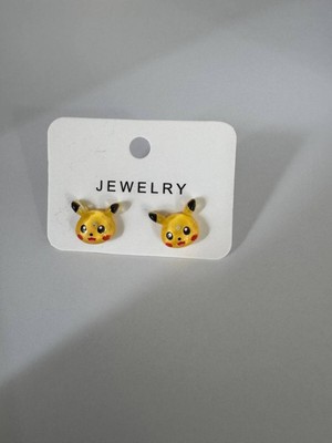 Herşey Nota Pikachu Figürlü Küpe – Sevimli, Renkli ve Eğlenceli Tasarım