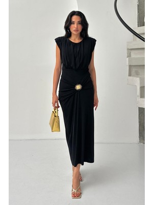Serica Moda Siyah Güneş Toka Detaylı Vatkalı Elbise
