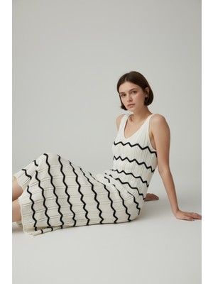 Newco Siyah Beyaz V Yaka Zig Zag Desenli Örgü Askılı Astarlı Bodycon Elbise Midi/maksim - Beyaz
