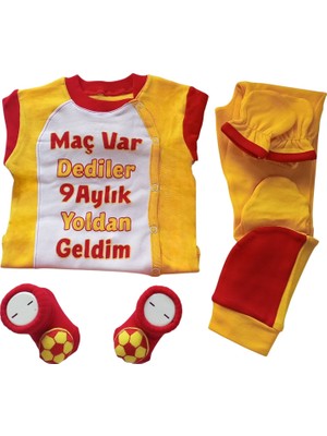 Style Baby Amazing Hoşgeldin Bebek, Yenidoğan Unisex Bebek, Sarı Kırmızı Taraftar Dörtlü Set, Aksesuarlı Taraftar Çorap ve Isimli Emzik Askısı Hediye Seti