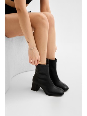 Tonny Black Kadın Siyah Cilt Düz Desen Fermuarlı Kalın Topuklu Bot 7 cm Tabanlı Modern Stil