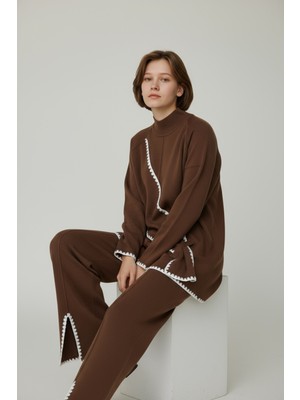 Newco Asimetrik Şerit Desenleri ve Paça Yırtmaç Detaylarıyla Modern Tasarım Triko Ikili Takım