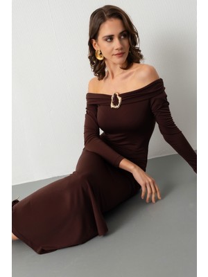 Lafaba Kadın Kahverengi Madonna Yaka Aksesuar Detay Davet Elbisesi