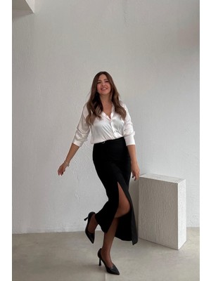 Siyah Düğmeli Yırtmaçlı Etek