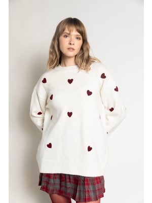 Nisan Triko Kalp Nakışlı Triko Kazak