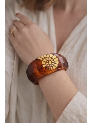 Lines Bijuteri Kehribar Desenli Dilimli Spiral (Nautilus) Figürlü Gold Detaylı Kadın Bileklik