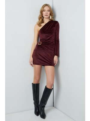 FullaModa Aksesuar Detaylı Tek Omuz Drapeli Kadife Bluz