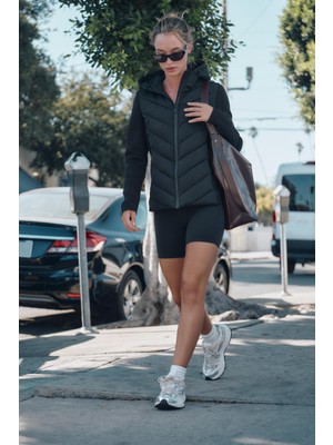 Famoda Kadın Siyah Şişme Mont Kapüşonlu Uzun Kol Normal Yaka Dokuma Kumaş ile Dayanıklı