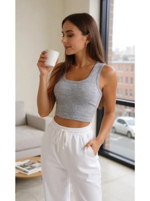 Tuba Toptaş Kadın Gri Kare Yaka Crop Top Bluz – Şık, Rahat ve Kolay Kombinlenebilir