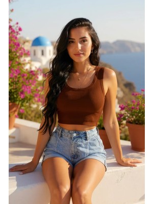 Tuba Toptaş Kadın Kahverengi Kare Yaka Crop Top Bluz – Şık, Rahat ve Kolay Kombinlenebilir