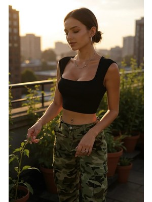 Tuba Toptaş Kadın Siyah Kare Yaka Kalınlaşan Omuz Detaylı Crop Top Bluz
