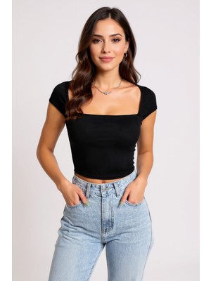 Tuba Toptaş Kadın Siyah Kare Yaka Yarım Kol Göğüs Dekolteli Crop Top Bluz – Şık, Rahat ve Kolay Kombinlenebilir