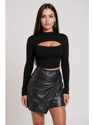 Tuba Toptaş Kadın Siyah Göğüs Dekolteli Uzun Kollu Cut Out Crop Top Bluz – Şık, Rahat ve Kolay Kombinlenebilir