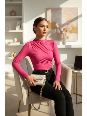 Tuba Toptaş Kadın Fuşya Belden ve Boyundan Büzgü Detaylı Uzun Kollu Bluz