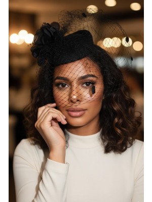 Siyah Tüylü ve Çiçekli Vualet Şapka - Klasik Pillbox Stil Nikah ve Davet Fascinator