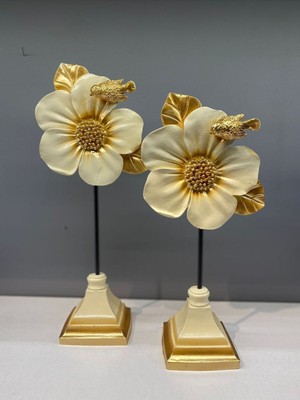 Serenity Haven Şık Polyester Çiçek Çiftliği, Krem ve Gold Renk Detayları
