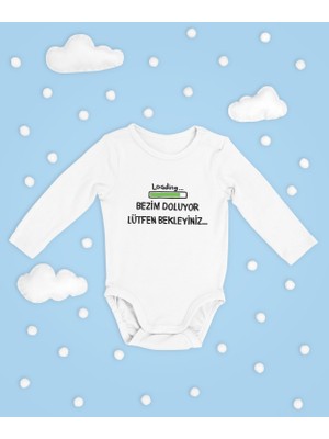 Sevbano Bezim Doluyor Lütfen Bekleyiniz Yazılı Pamuklu Yumuşak Unisex Çıtçıtlı Uzun Kollu Body Zıbın