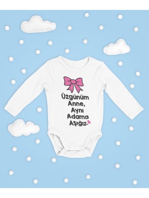 Sevbano Üzgünüm Anne Aynı Adama Aşığız ! Yazılı Pamuklu Yumuşak Unisex Çıtçıtlı Uzun Kollu Body Zıbın